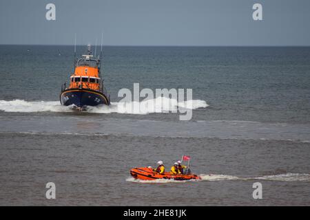 RNLI Humber Lifeboat et Withernsea RNLI Inshore Lifeboat en mer du Nord Banque D'Images