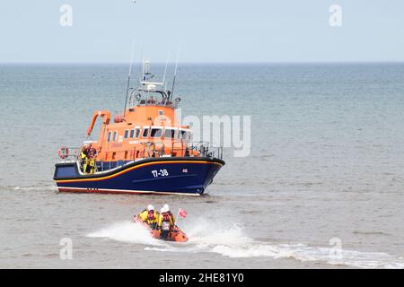 RNLI Humber Lifeboat et Withernsea RNLI Inshore Lifeboat en mer du Nord Banque D'Images