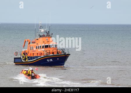 RNLI Humber Lifeboat et Withernsea RNLI Inshore Lifeboat en mer du Nord Banque D'Images