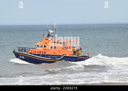 RNLI Humber Lifeboat et Withernsea RNLI Inshore Lifeboat en mer du Nord Banque D'Images