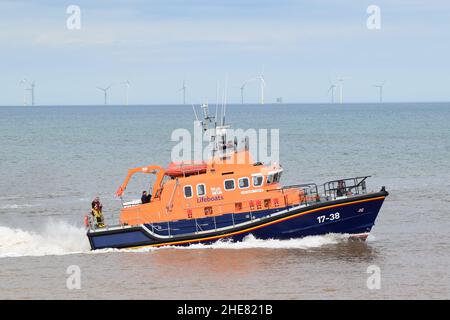 RNLI Humber Lifeboat et Withernsea RNLI Inshore Lifeboat en mer du Nord Banque D'Images