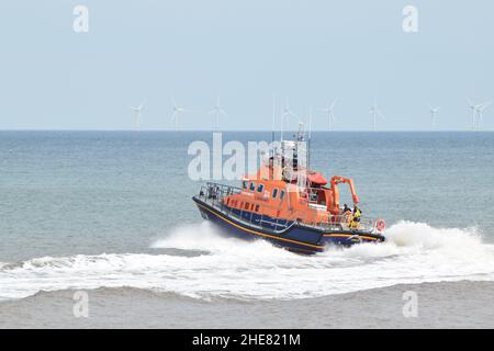 RNLI Humber Lifeboat et Withernsea RNLI Inshore Lifeboat en mer du Nord Banque D'Images