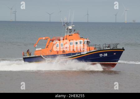 RNLI Humber Lifeboat et Withernsea RNLI Inshore Lifeboat en mer du Nord Banque D'Images