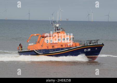 RNLI Humber Lifeboat et Withernsea RNLI Inshore Lifeboat en mer du Nord Banque D'Images