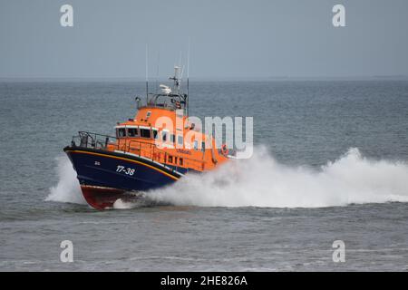 RNLI Humber Lifeboat et Withernsea RNLI Inshore Lifeboat en mer du Nord Banque D'Images