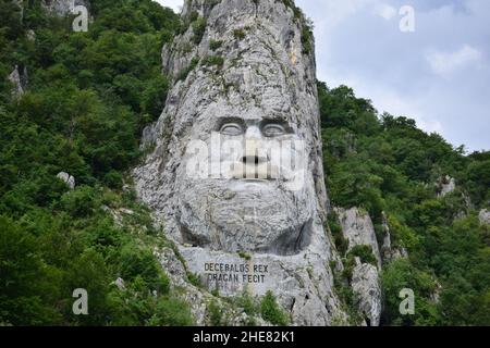 La sculpture du roi Decebalus dans un rocher de montagne. Banque D'Images