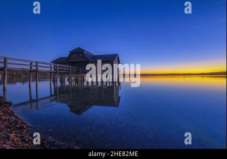 Boathouse au crépuscule sur Ammersee, Bavière, Allemagne Banque D'Images