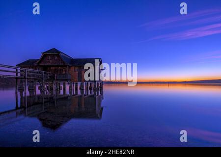 Boathouse au crépuscule sur Ammersee, Bavière, Allemagne Banque D'Images