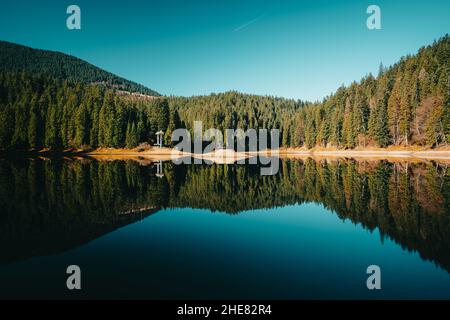 Vue panoramique - lac dans les hautes montagnes de Carpathian - Synevir.Lieu touristique populaire en Ukraine.Parc naturel national en automne Banque D'Images