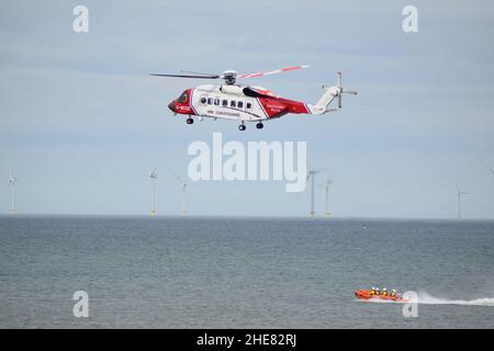 UK HM Coastguard Helicopter dans les manœuvres d'entraînement avec RNLI Humber Lifeboat et Withernsea RNLI Inshore Rescue Lifeboat Banque D'Images