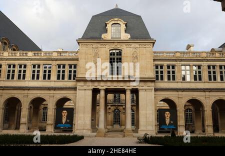 Situé dans le quartier historique du Marais, le musée Carnavalet est dédié à l'histoire de Paris depuis ses origines jusqu'à nos jours. Banque D'Images