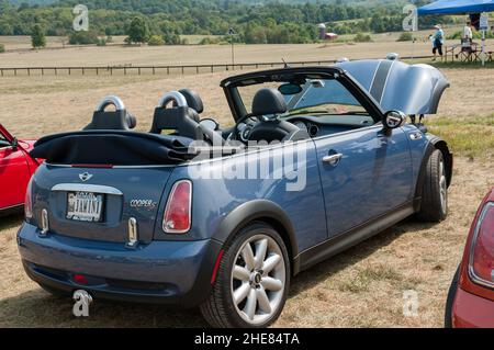 Mini Cooper S convertible lors d'un festival du patrimoine écossais en Virginie, aux États-Unis. Banque D'Images