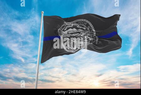 Drapeau bleu de l'état du Nebraska, États-Unis sur fond ciel nuageux au coucher du soleil, vue panoramique.Drapeau de police des Etats-Unis d'Amérique. Espace de copie pour large ba Banque D'Images