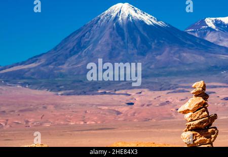 Pierres en friont de Volcanoe Licancabur, vallée de la Lune, désert d'Atacama, Chili Banque D'Images