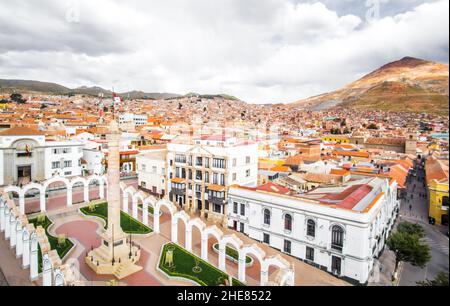 Vue panoramique sur la ville et la place principale de Potosi wirhthe célèbre Cerro Rico en arrière-plan, la Bolivie Banque D'Images