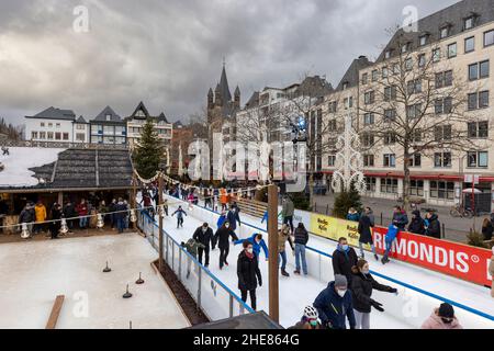 Grand groupe de personnes patinant sur glace artificielle au marché de Noël de Cologne Banque D'Images