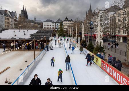 Grand groupe de personnes patinant sur glace artificielle au marché de Noël de Cologne Banque D'Images