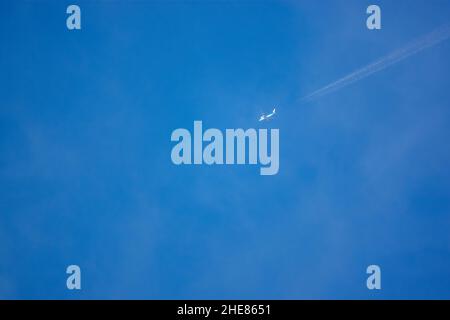 Des contrailles à haute altitude depuis un Boeing 787-10 de KLM dreamliner en route vers JFK New York USA Banque D'Images