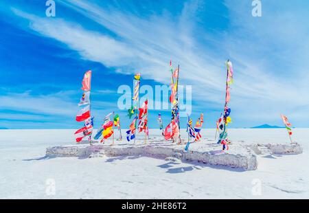 Drapeaux de tous les pays participants au monument de Dakar sur les appartements salins de Salar de Uyuni en Bolivie. Banque D'Images