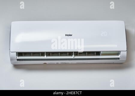 Réglage de la température sur le climatiseur, climatisation en fonctionnement pour une température confortable à la maison en été chaud, air froid dans la pièce Banque D'Images