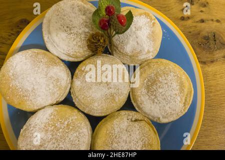 Sept tartelettes maison sautées sur une assiette bleue Banque D'Images