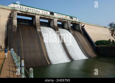 MALAMPUZHA, KERALA, INDE - 08 DÉCEMBRE 2021 : vue latérale du barrage de Malampuzha situé à Palakkad depuis le point de départ du pont. Banque D'Images