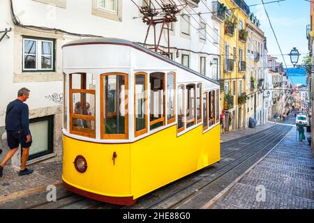 Vue sur le tramway jaune la ligne du funiculaire de Bica (Ascensor de Bica).Lisbonne, Portugal Banque D'Images