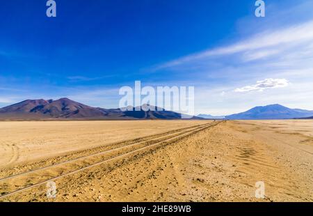 Vieux chemin de fer dans le plat de sel de Salar de Uyuni, Bolivie Banque D'Images