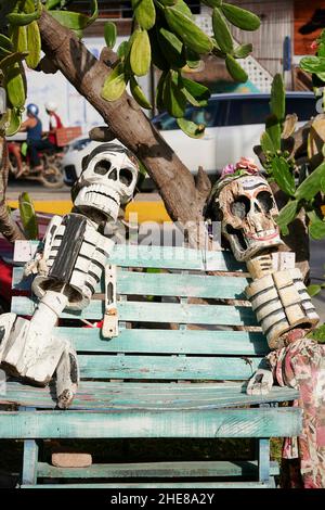 Deux squelettes placés sur un banc à Tulum, au Mexique Banque D'Images