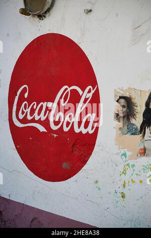 Logo pour Coca Cola peint sur un bâtiment à Tulum, au Mexique Banque D'Images