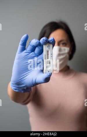 Femme présentant un test de débit latéral négatif Covid-19, Londres, Royaume-Uni Banque D'Images