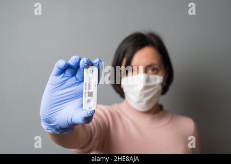 Femme présentant un test de débit latéral négatif Covid-19, Londres, Royaume-Uni Banque D'Images