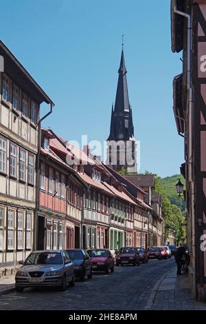 Wernigerode, Fachwerkhäuser in der Büchtingstraße, Blick auf die Liebfrauenkirche, Ostharz, Sachsen-Anhalt, Deutschland, Europa | Wernigerode,Büchtin Banque D'Images