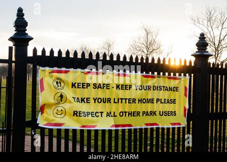 Windsor, Royaume-Uni.22nd décembre 2021.Une bannière à l'entrée du parc de cerfs du Grand Parc de Windsor qui inclut des conseils de sécurité pour les visiteurs de Covid-19 est Banque D'Images