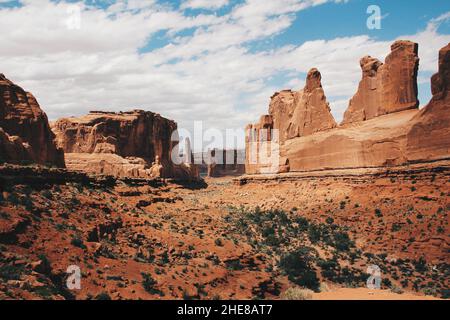 Paysage du parc national des Arches sous la lumière du soleil dans l'Utah, aux États-Unis Banque D'Images