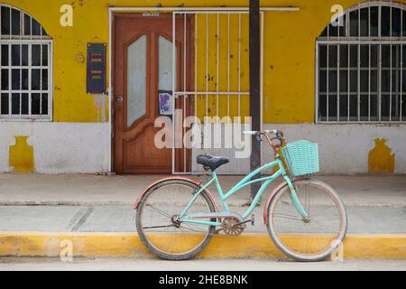Vélo stationné à l'extérieur d'une maison colorée à Chiquila, au Mexique Banque D'Images