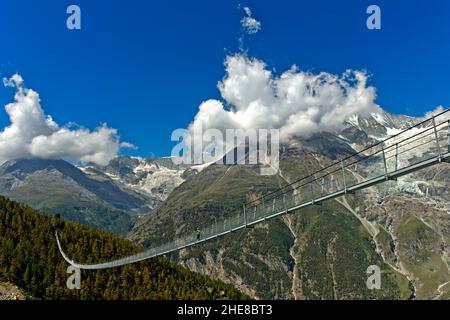 Pont suspendu Charles Kuonen, le plus long pont suspendu piétonnier des Alpes, Randa, Valais, Suisse Banque D'Images