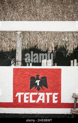 Enseigne de bière Tecate peinte sur un bâtiment à Chiquila, au Mexique Banque D'Images