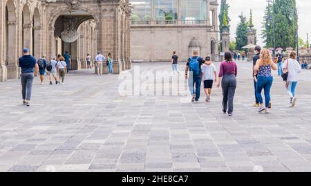 Photo des touristes au château de Chapultepec du Musée national d'Histoire par une journée nuageux Banque D'Images