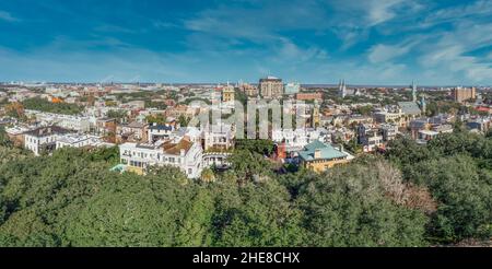 Vue aérienne du quartier historique de Savannah en Géorgie en plein jour avec quelques bâtiments en hauteur, depuis le parc Forsyth en regardant le bâtiment historique Banque D'Images