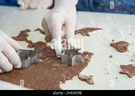 Découpez les biscuits au pain d'épice et préparez les biscuits de Noël dans la boulangerie Banque D'Images