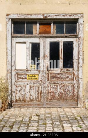 Ancienne entrée avec panneau Ausfahrt Freihalten Banque D'Images