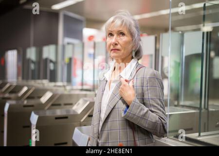 Femme âgée à l'entrée de la station de métro Banque D'Images