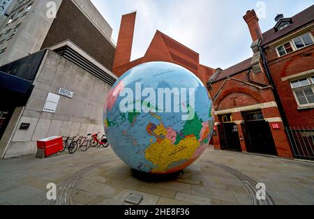 Le monde s'est renversé/ sculpture de l'artiste lauréat du prix Turner Mark Wallinger, sur Sheffield Street, Londres Banque D'Images
