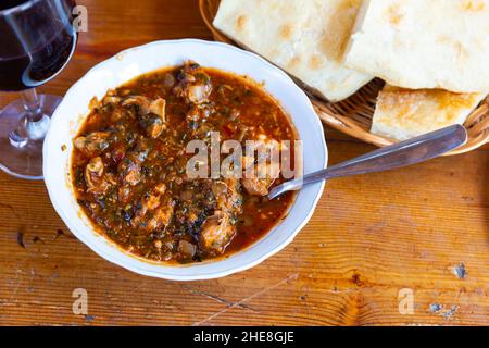 Compotée de veau à la tomate, chashushuli, cuisine géorgienne Banque D'Images