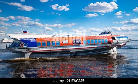 SAINT-PÉTERSBOURG, RUSSIE - 14 JUIN 2018: Un hydroglisseur «Meteor» planant au-dessus de l'eau en direction du palais Peterhof Banque D'Images