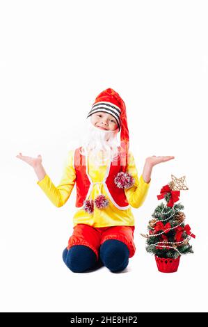 Un bébé habillé comme un elf. Isolé.Aide du Père Noël. Garçon en costume de nain ou d'elf. Banque D'Images