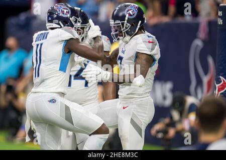 9 janvier 2022: Le grand récepteur des Titans du Tennessee Julio Jones (2) célèbre sa prise de contact avec le grand récepteur A.J.Brown (11) lors du 4th quart d'un match de football NFL entre les Tennessee Titans et les Houston Texans au stade NRG de Houston, au Texas.Les Titans ont gagné le jeu 28 à 25.Trask Smith/CSM Banque D'Images