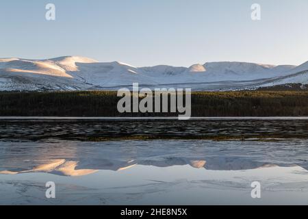 AVIEMORE, HIGHLANDS, ROYAUME-UNI.9th janvier 2022.C'est les Cairngorms avec la neige qui se reflète sur le Loch Morlich avec la formation de glace à Aviemore, Highlands, Écosse, le dimanche 9 janvier 2022.Credit: JASPERIMAGE / Alamy Live News Banque D'Images