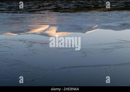 AVIEMORE, HIGHLANDS, ROYAUME-UNI.9th janvier 2022.C'est les Cairngorms avec la neige qui se reflète sur le Loch Morlich avec la formation de glace à Aviemore, Highlands, Écosse, le dimanche 9 janvier 2022.Credit: JASPERIMAGE / Alamy Live News Banque D'Images